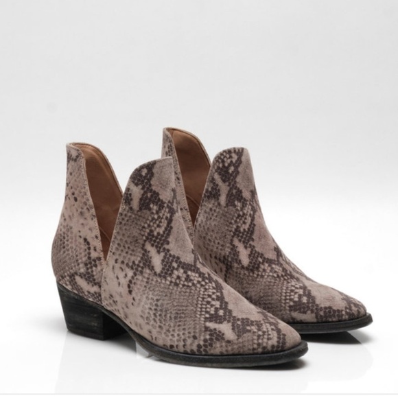 NEW Free People Animal Charm Double V Python Ankle Boots. Size 9 - Picture 1 of 10